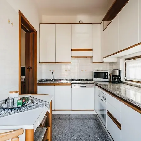 德尔维奥别墅公寓 *